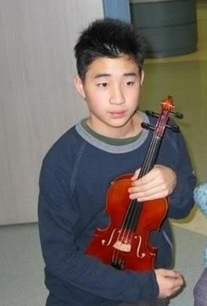 宋丹丹竟说Henry丑 她应该没见过拉琴的少年吧