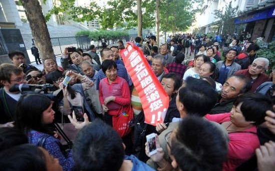群众拉条幅感谢李某某<em>案原告</em>律师田参军(图)_