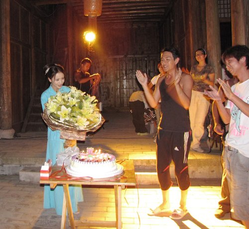 佟丽娅《怪侠一枝梅》片场庆生 萧正楠唱生日歌