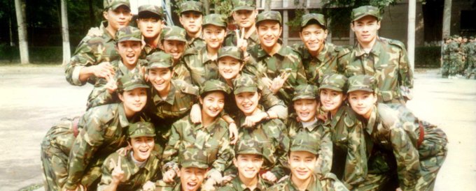 陈坤1996年以专业第一的成绩考入北京电影学院表演系(后排右三)。 陈坤1996年以专业第一的成绩考入北京电影学院表演系(后排右三)。