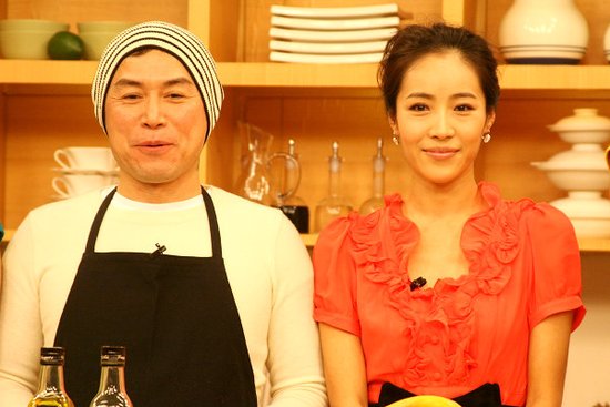 梁镜珂现身《我爱每一天》 烘制爱心早餐(图)