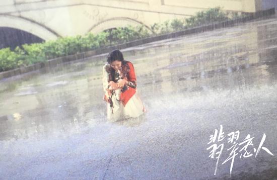 宋妍霏雨夜拍摄《翡翠恋人》 获赞大写的敬业