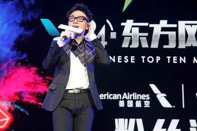 王铮亮献唱音乐盛典粉丝派对 暖心奶爸温情开