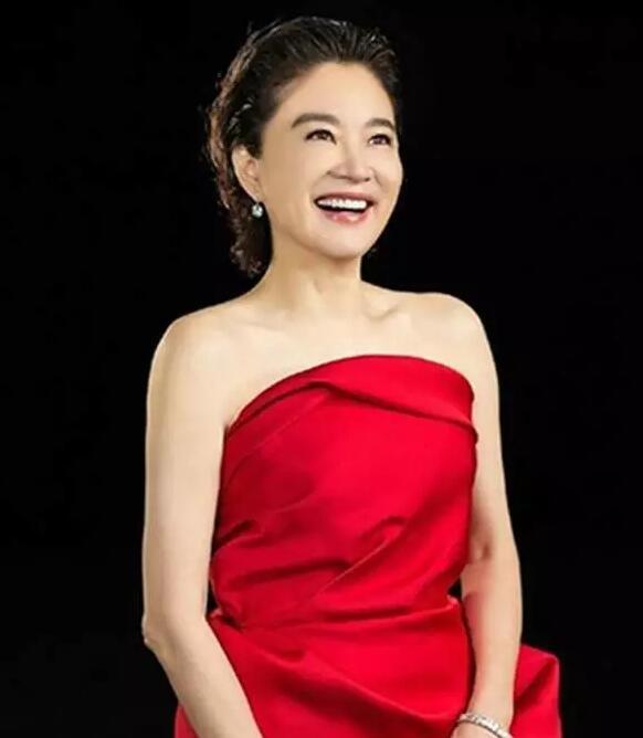 林青霞61岁生日,她用一世的红讲述优雅和从容