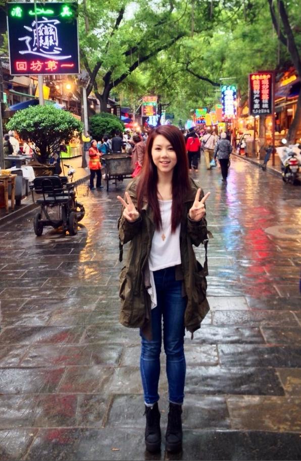 邓紫棋西安大吃羊肉泡馍 <em>金鱼妹</em>回民街双手比