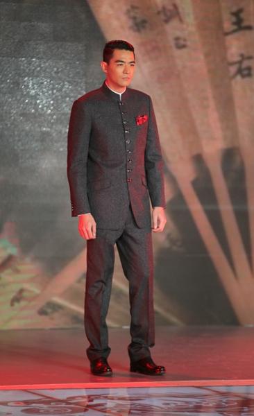 李学庆中山装走秀拉票 当导师带出百万薪金冠军