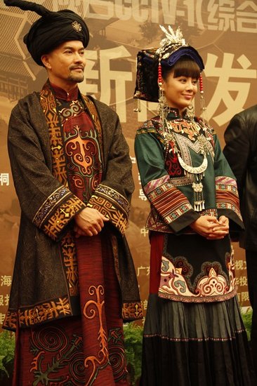 吕良伟彝族王者风范