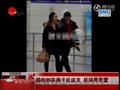 视频：郑钧刘芸携子返京 机场素颜秀恩爱