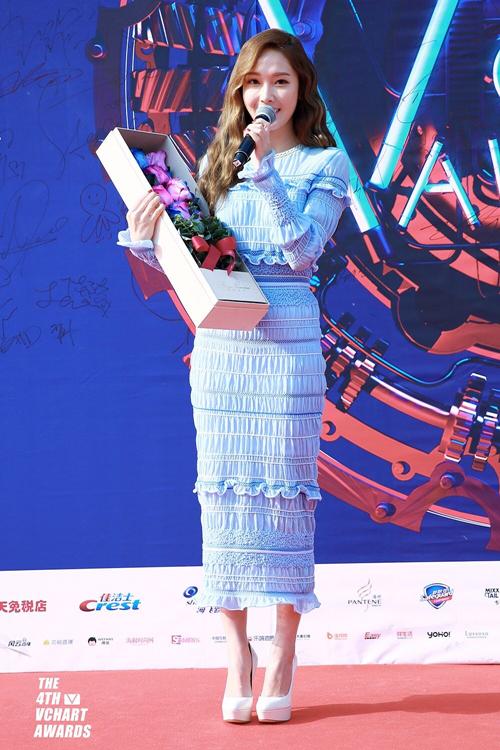 Jessica郑秀妍获封年度风向艺人 复古长裙动人