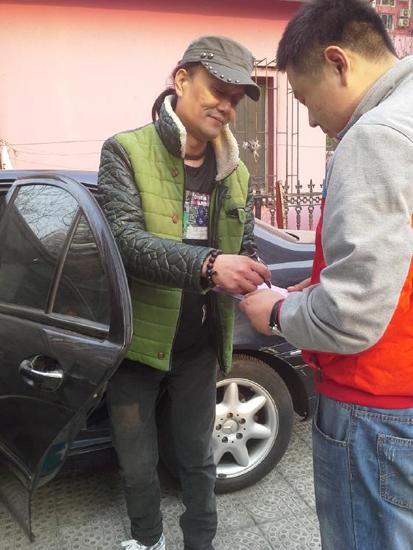 刘牧现身机场千名粉丝接机 热情签名合影留念