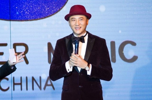 关喆签约华纳音乐 林俊杰萧敬腾齐送祝福