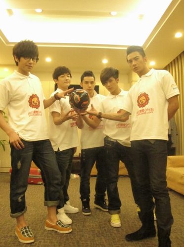 MIC男团7月发片在即 携手师姐阿朵共筹善款