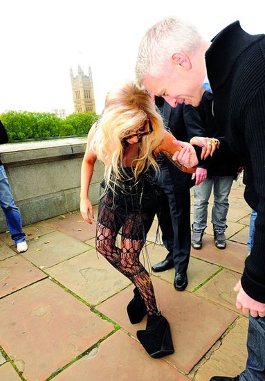 Lady Gaga透视蕾丝裙秀美腿 穿超厚底鞋扭到