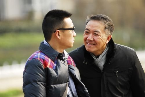 《老严有女》翁婿大战 <em>岳父女婿</em>联手救美_娱