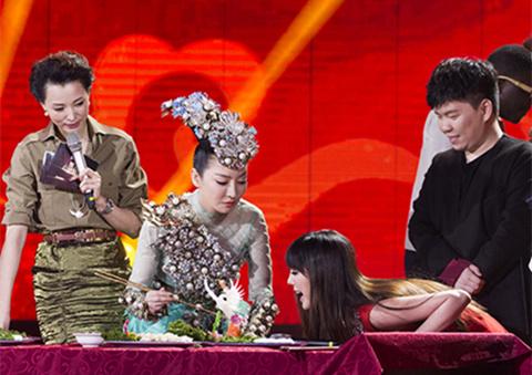 赵奕欢献唱央视公益盛典 秀好字募集公益基金