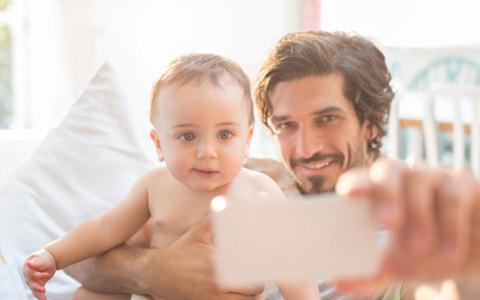 法国新法规禁家长网上晒娃 违者将被囚1年