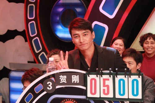 贺刚亮相《到底是谁》 玩翻天豪气喝蒜汁