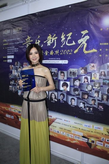 欢子喜获全国最受欢迎唱作人 黎冰冰获优秀新人