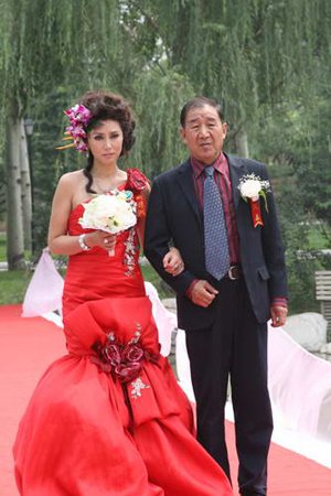 《幸福攻略》三兄妹集体二婚 侯勇饰演无性家奴