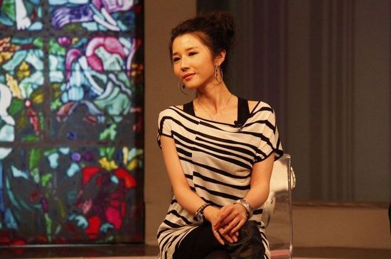 方安娜录脱口秀《北京客》 变身广告pose达人