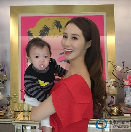 “千亿媳妇”徐子淇哄孩子 把儿子直接整吐奶了