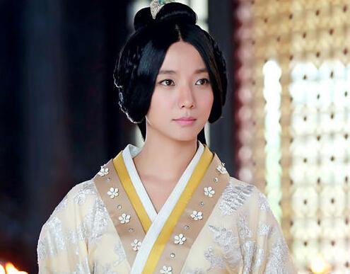 <em>王珞丹</em>对古装造型满意 称会慢慢喜欢上古装剧