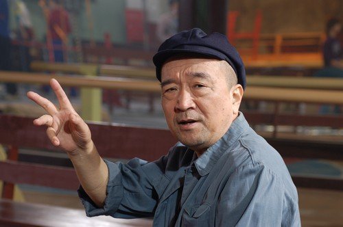 《丑角爸爸》李保田献唱片头曲 女儿露声不露