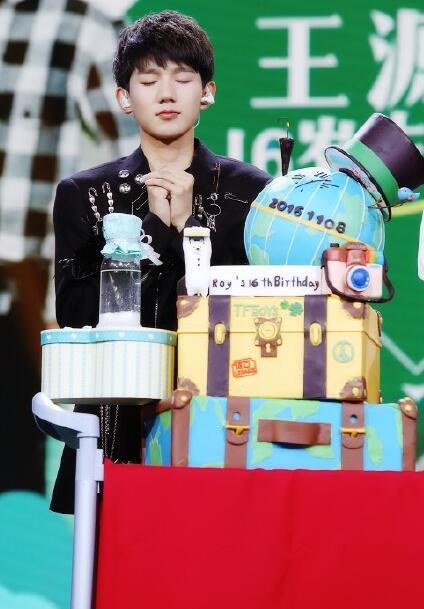王源过生日 “首席迷妹”甜馨唱歌送祝福