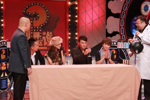 贺刚亮相《到底是谁》 玩翻天豪气喝蒜汁