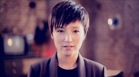 潘辰出演何炅新歌MV 短发造型帅气抢镜(图)