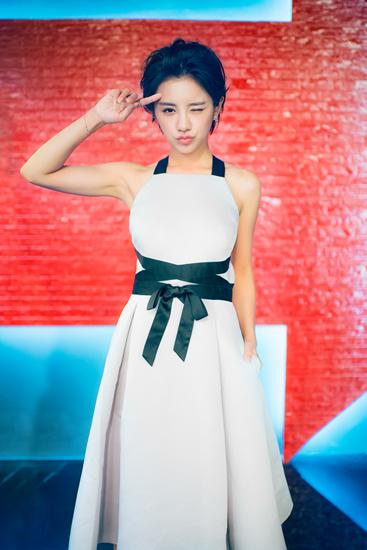 伊一全新起跑 为杰伦秒变迷妹 期待和李咏过招