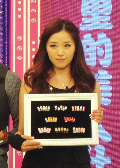 阚清子上演冬天里的美人计 美肌美腿羡煞旁人