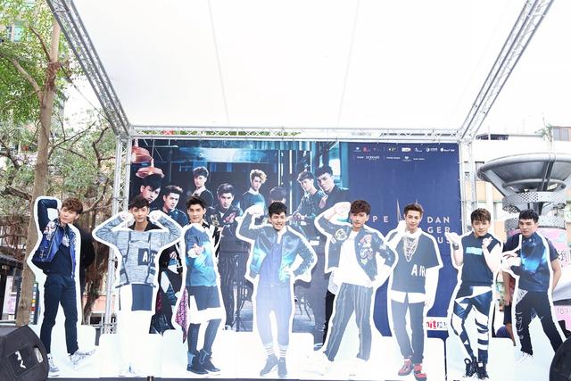 SpeXial举行改版签唱会 现场展示真人等比立牌