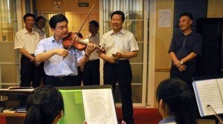 三高音乐会有中国特色:深圳书记独奏小提琴曲