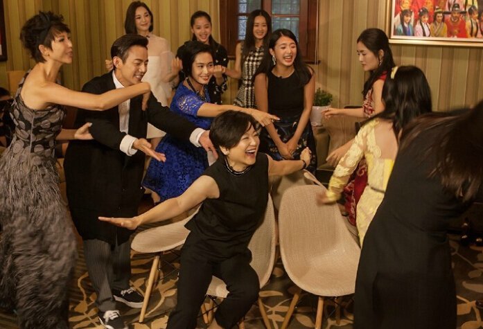 林青霞在《偶像来了》中与众人玩抢板凳游戏 林青霞在《偶像来了》中与众人玩抢板凳游戏