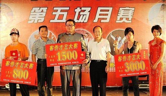 张二楞亮相东莞客桥才艺大赛 出任评委并颁奖