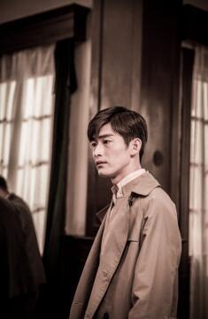 张翰桃花眼甜度飙升《传奇大亨》 路上粉红不