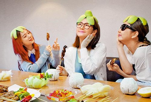 Selina自嘲脸圆像月亮 Ella与Hebe赏“月”逗趣