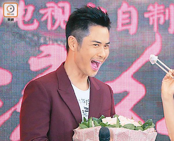 郑嘉颖小女友过生日 把自己人肉速递到男友家