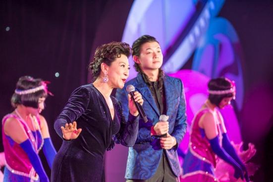 王馥荔出席“金凤凰奖”颁奖礼 与霍尊同台献声