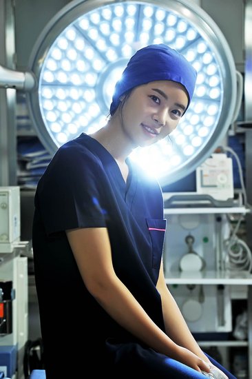 《Golden Time》公开片场照 两主演身披医生袍