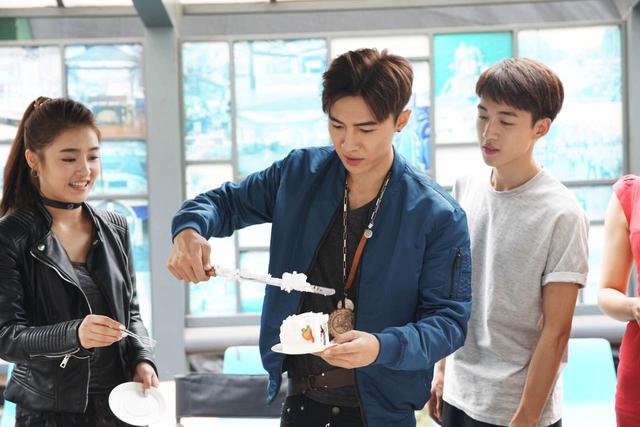 唐禹哲剧组庆生 拍戏受伤仍敬业坚持拍摄