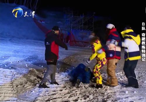 杨威遭滑雪教练推搡在地险骨折 几欲罢录节目