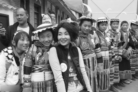 张曼玉低调入川吃燃面 为慈善将探访福利院