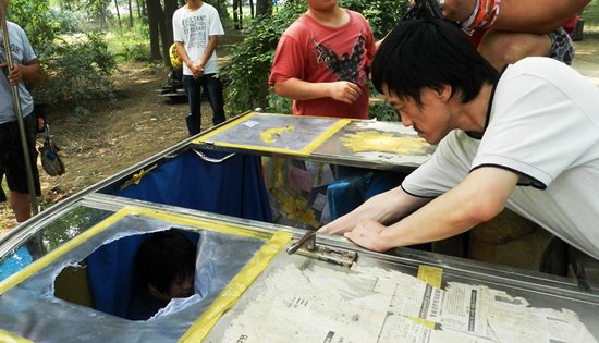 《卧龙岗》曝片场花絮  雪村受伤俞晴玩命