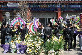 周成海葬礼家属冲动谈白静 愤怒烧毁两人婚纱