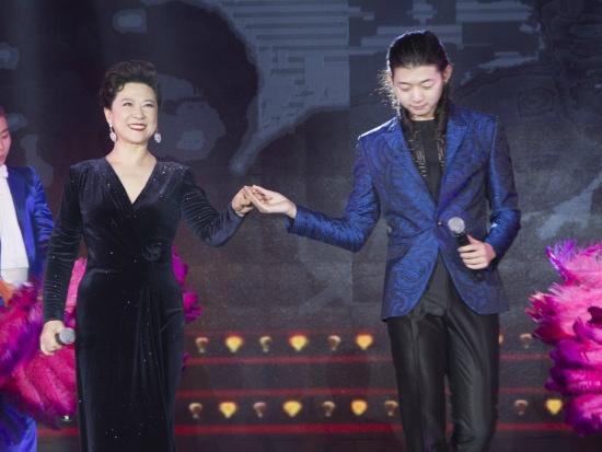 王馥荔出席“金凤凰奖”颁奖礼 与霍尊同台献声