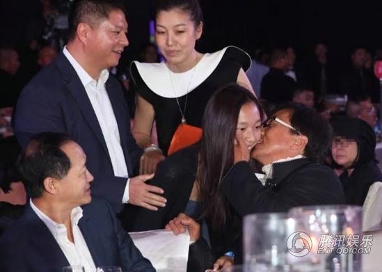 成龙心情未受房祖名吸毒影响 与美女贴面亲昵