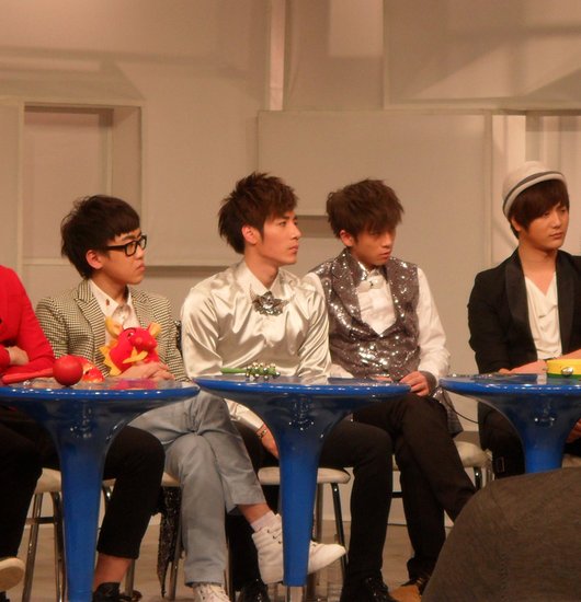 携新碟录制《歌声传奇》 献唱春晚经典歌曲_娱