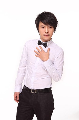 顾峰《援疆兄弟》剧组体验生活 不忘音乐老本行